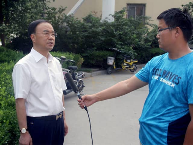 山東天意機械董事長劉洪彬作為基層共產(chǎn)黨員，今天接受了當(dāng)?shù)赜浾叩牟稍L